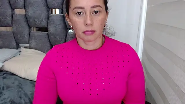sara hott 1 online show from 12.21.24