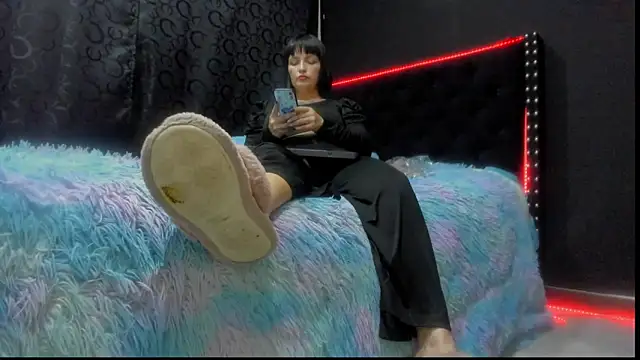 amareto queen online show from 12.15.24