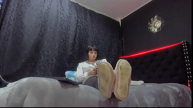 amareto queen online show from 12.16.24