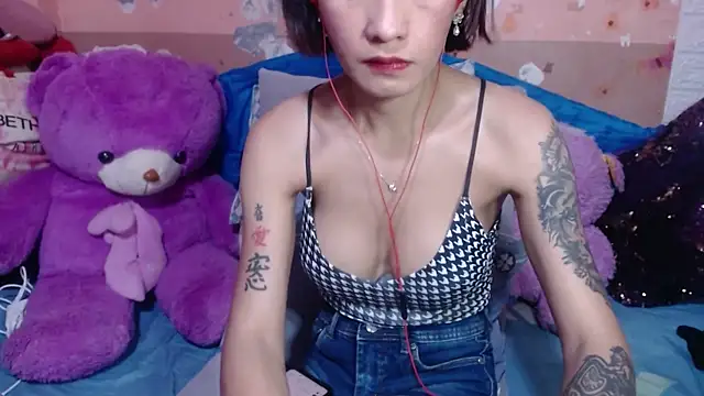 Snapshot of TS_Peachy chatting on 10.25.25 TS Peachy online show from 10.25.25