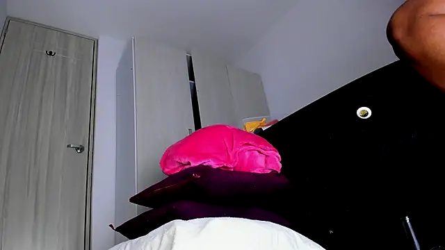 Skarleth69 online show from 10.31.25