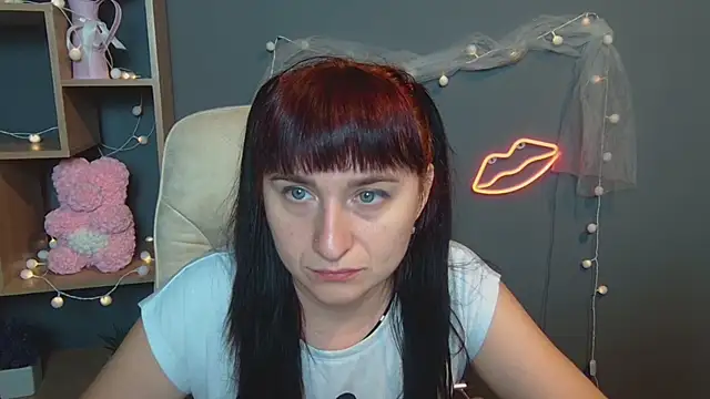 NinaFlawlees online show from 09.18.25