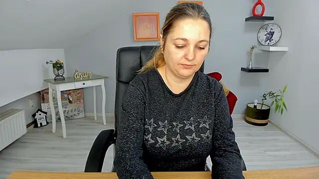 LollaGirl online show from 01.14.25