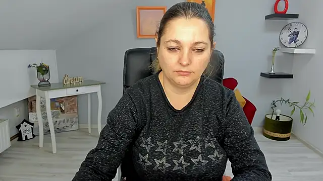 LollaGirl online show from 01.17.25