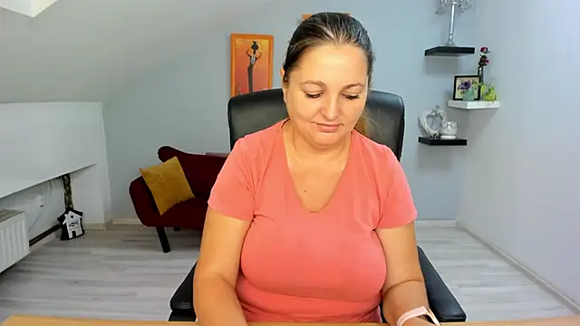 Snapshot of LollaGirl chatting on 09.17.25 LollaGirl online show from 09.17.25