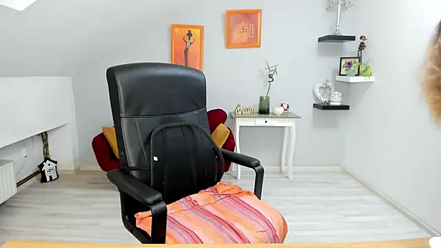 Snapshot of LollaGirl chatting on 09.19.25 LollaGirl online show from 09.19.25