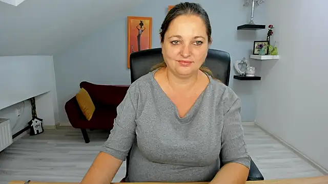 Snapshot of LollaGirl chatting on 09.22.25 LollaGirl online show from 09.22.25