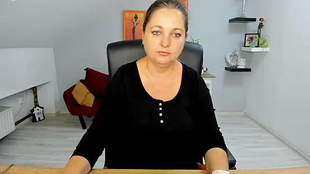 Snapshot of LollaGirl chatting on 09.23.25 LollaGirl online show from 09.23.25