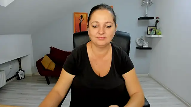 Snapshot of LollaGirl chatting on 09.24.25 LollaGirl online show from 09.24.25