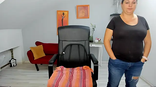 Snapshot of LollaGirl chatting on 10.09.25 LollaGirl online show from 10.09.25