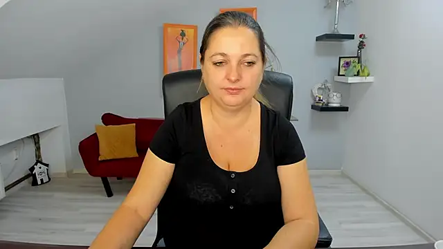 Snapshot of LollaGirl chatting on 10.15.25 LollaGirl online show from 10.15.25