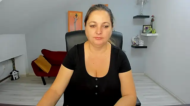 Snapshot of LollaGirl chatting on 10.16.25 LollaGirl online show from 10.16.25