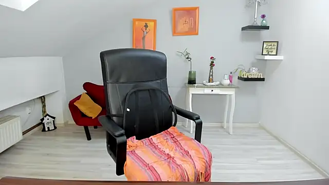 Snapshot of LollaGirl chatting on 10.27.25 LollaGirl online show from 10.27.25