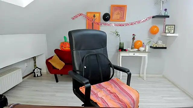 Snapshot of LollaGirl chatting on 10.28.25 LollaGirl online show from 10.28.25