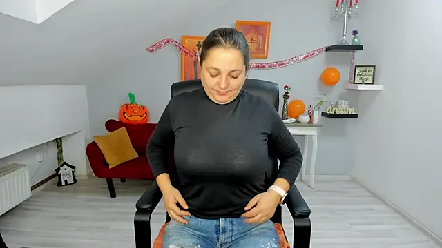 Snapshot of LollaGirl chatting on 10.30.25 LollaGirl online show from 10.30.25