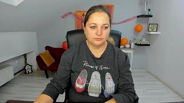 Snapshot of LollaGirl chatting on 10.31.25 LollaGirl online show from 10.31.25