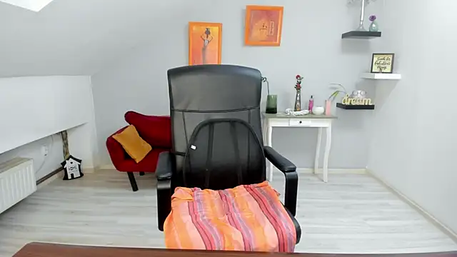 LollaGirl online show from 11.14.25