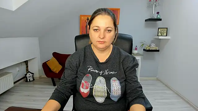 LollaGirl online show from 11.20.25