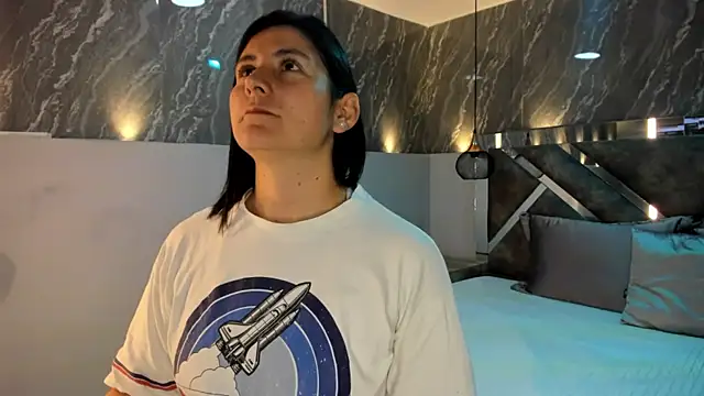 Snapshot of SarahDeyvis chatting on 12.19.24 SarahDeyvis online show from 12.19.24