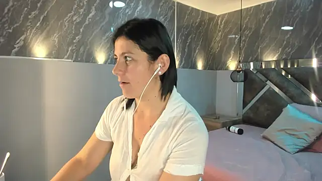 Snapshot of SarahDeyvis chatting on 12.29.24 SarahDeyvis online show from 12.29.24
