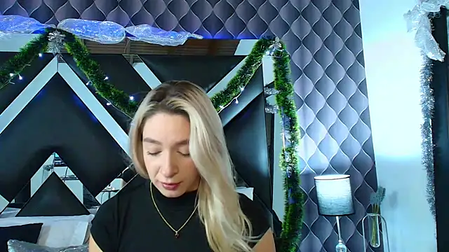 victoriaa lee  online show from 12.04.24