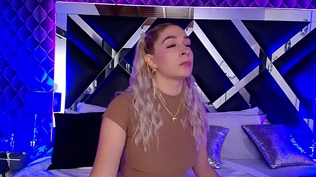 victoriaa lee  online show from 10.09.25