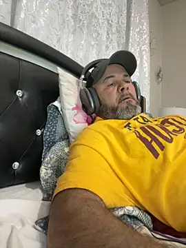 Snapshot of Cristian-Brayan chatting on 10.30.25 Cristian-Brayan online show from 10.30.25