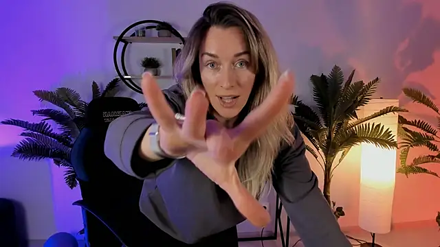 RebeccaMartinez online show from 01.05.25