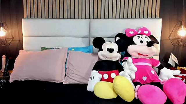 NiicolleMiller online show from 02.17.25