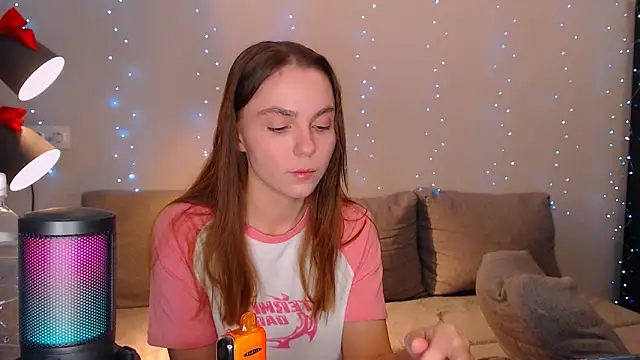 Snapshot of juliaanddima chatting on 12.18.24 juliaanddima online show from 12.18.24
