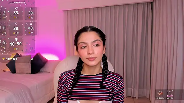 Snapshot of miiaa_evans chatting on 12.17.24 miiaa evans online show from 12.17.24