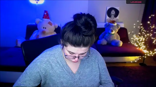Snapshot of Emily_Mo chatting on 12.04.24 Emily Mo online show from 12.04.24