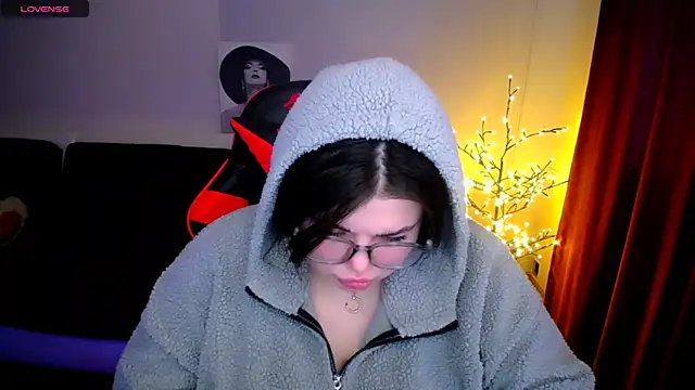 Snapshot of Emily_Mo chatting on 01.22.25 Emily Mo online show from 01.22.25