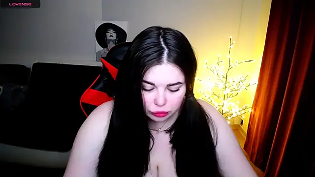 Snapshot of Emily_Mo chatting on 01.28.25 Emily Mo online show from 01.28.25