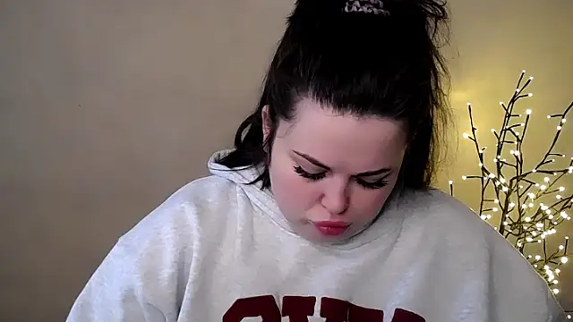 Emily Mo online show from 11.26.25