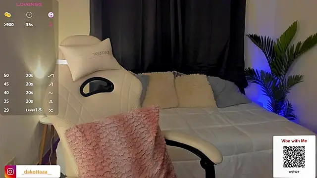 Snapshot of dakottaa_ chatting on 12.18.24 dakottaa online show from 12.18.24