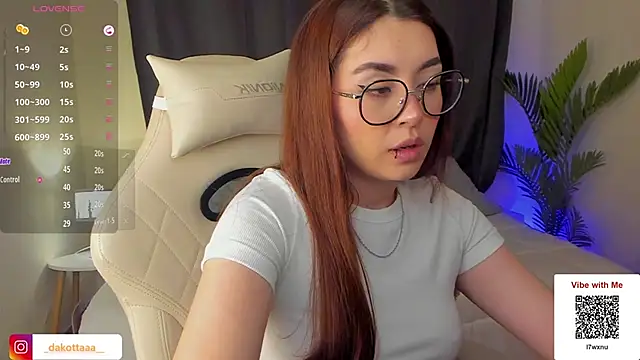 Snapshot of dakottaa_ chatting on 02.10.25 dakottaa online show from 02.10.25