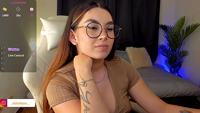 Snapshot of dakottaa_ chatting on 10.01.25 dakottaa online show from 10.01.25