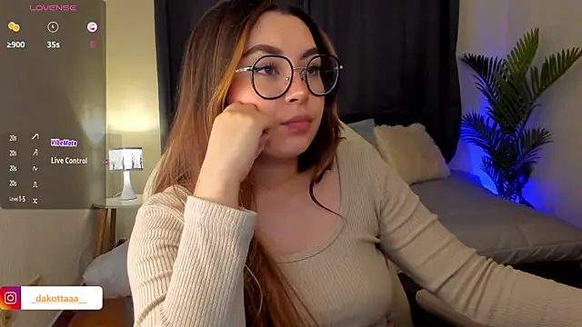 Snapshot of dakottaa_ chatting on 10.21.25 dakottaa online show from 10.21.25