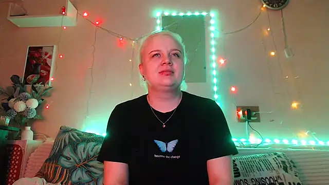 Snapshot of Karolina_love_ chatting on 12.22.24 Karolina love  online show from 12.22.24
