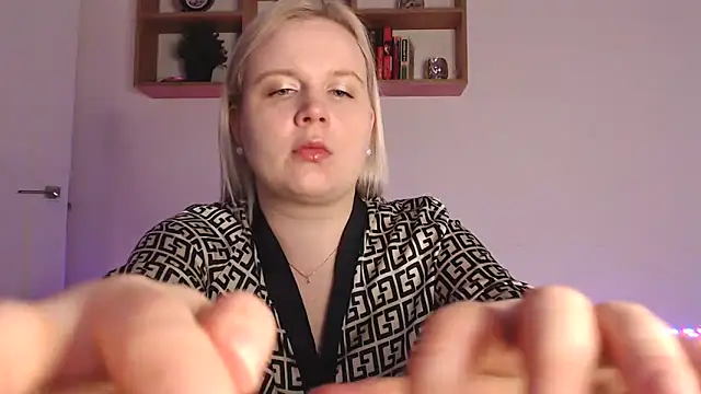 Snapshot of Karolina_love_ chatting on 10.25.25 Karolina love  online show from 10.25.25