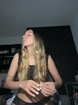 Snapshot of DanikRosse chatting on 09.23.25 DanikRosse online show from 09.23.25