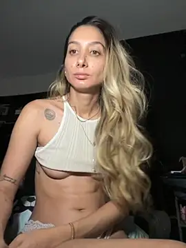 Snapshot of DanikRosse chatting on 09.30.25 DanikRosse online show from 09.30.25