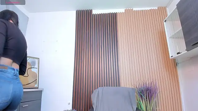 Snapshot of charlottewhitte chatting on 12.20.24 charlottewhitte online show from 12.20.24