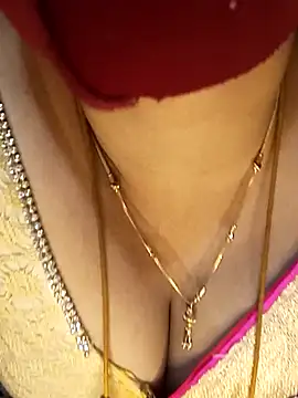 Snapshot of tuttifrutti17 chatting on 12.24.24 tuttifrutti17 online show from 12.24.24