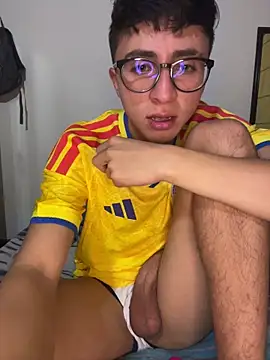Snapshot of CamiRojas_boy chatting on 06.18.26 CamiRojas boy online show from 06.18.26