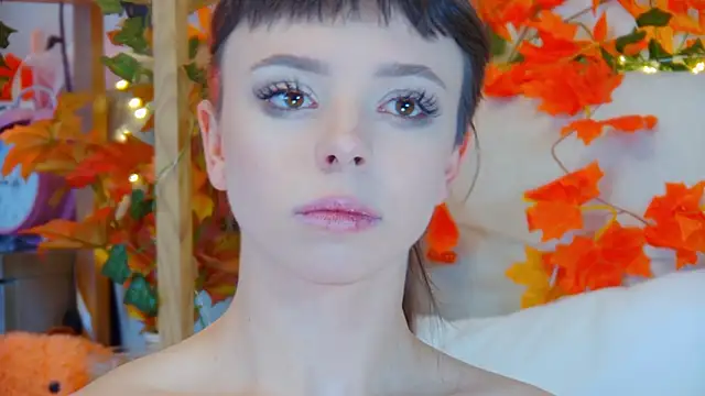 Snapshot of ElisabethDavis chatting on 10.16.25 ElisabethDavis online show from 10.16.25