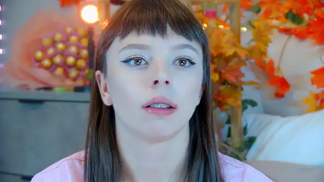 Snapshot of ElisabethDavis chatting on 10.27.25 ElisabethDavis online show from 10.27.25