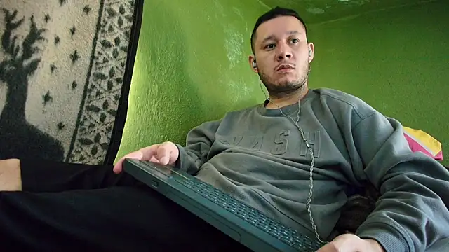 Snapshot of sweet_cock28 chatting on 12.27.24 sweet cock28 online show from 12.27.24