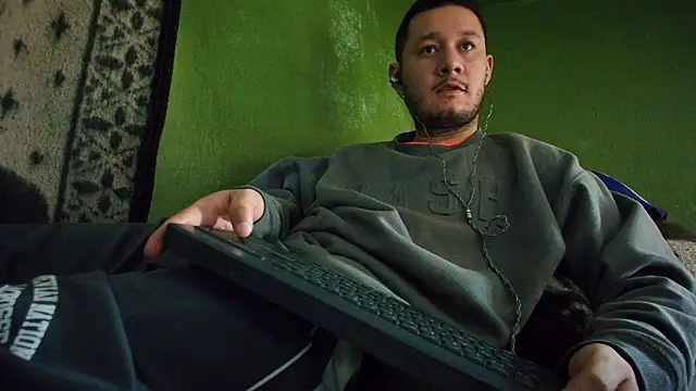 Snapshot of sweet_cock28 chatting on 01.05.25 sweet cock28 online show from 01.05.25